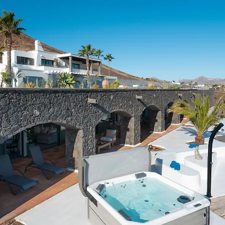 Villa Costa Roja Con Vistas Al Mar, Piscinas, Jacuzzi, Mini Golf Y Padel En Montana Roja Playa Blanca