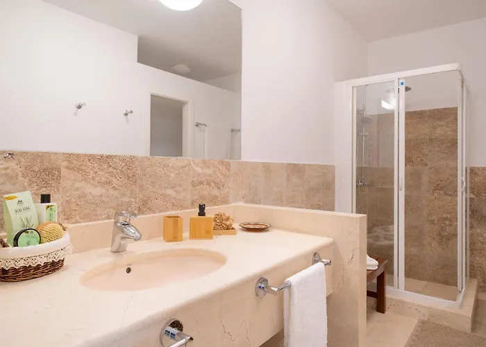 Costa Roja Con Vistas Al Mar, Piscinas, Jacuzzi, Mini Golf Y Padel En Montana Roja Villa Playa Blanca (Lanzarote)