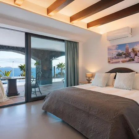 Villa Costa Roja Con Vistas Al Mar, Piscinas, Jacuzzi, Mini Golf Y Padel En Montana Roja Playa Blanca